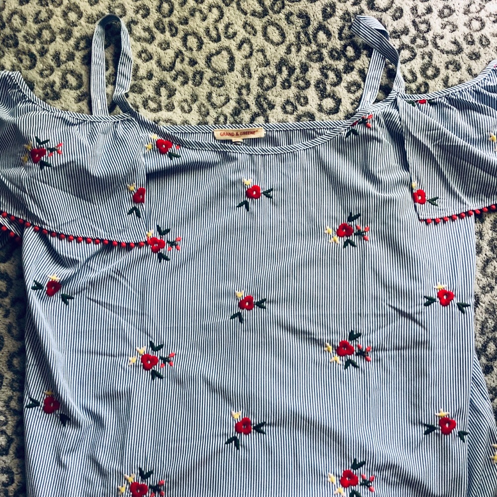 pinstripe top with flower embroidery 🍒💙